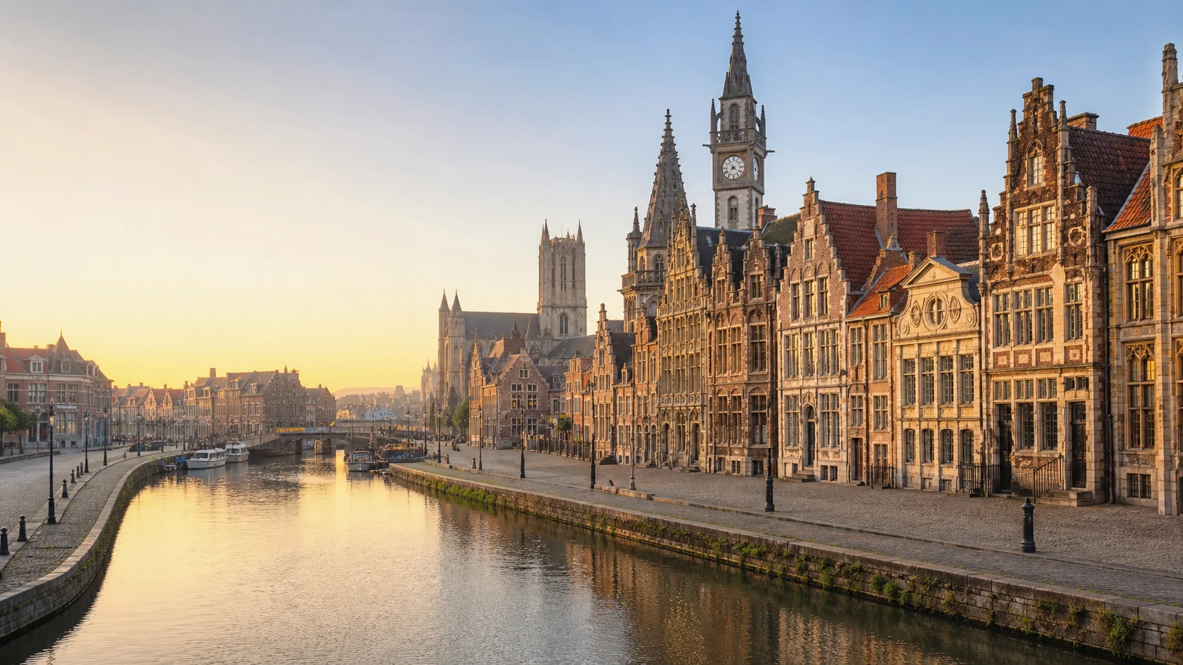 Panoramisch uitzicht op de historische binnenstad van Gent langs het water